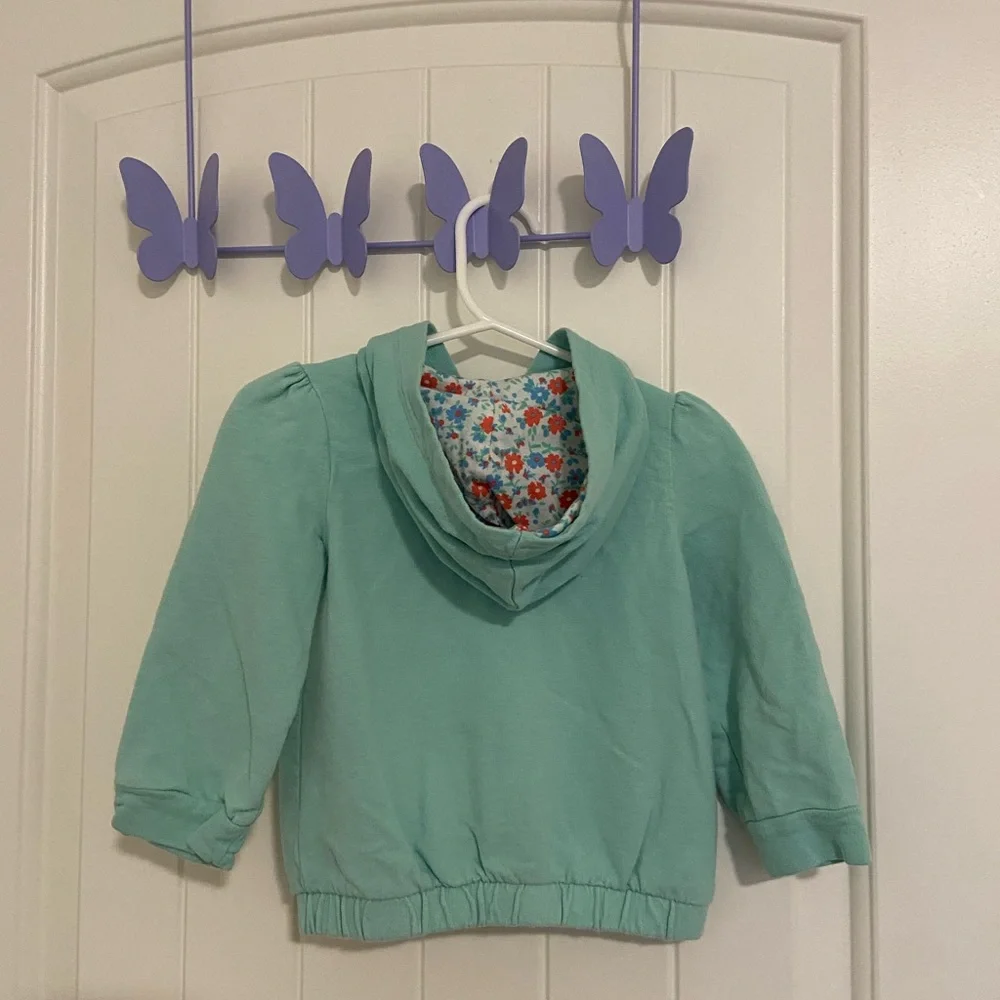 EUC Oshkosh baby girl’s hooded zip button jacket 18 months‎